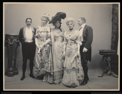 Groepsportret van Mr. Barton Willing, Miss Alice Blight, Miss Eleanor Jay (Mrs. Arthur Iselin), Miss Therese Iselin en een andere man op het James Hazen Hyde Bal, New York, 31 januari 1905 door Byron Company